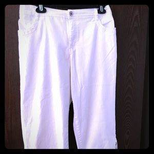 Capris white